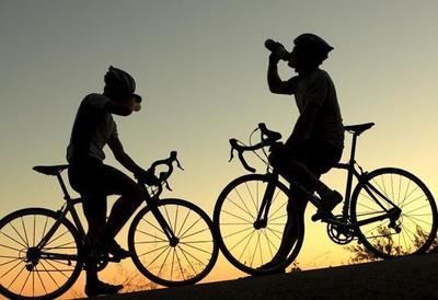 自行車運(yùn)動(dòng)指南:頭盔必須佩帶 熱身最為關(guān)鍵_戶外頻道_新浪競(jìng)技風(fēng)暴_新浪網(wǎng)